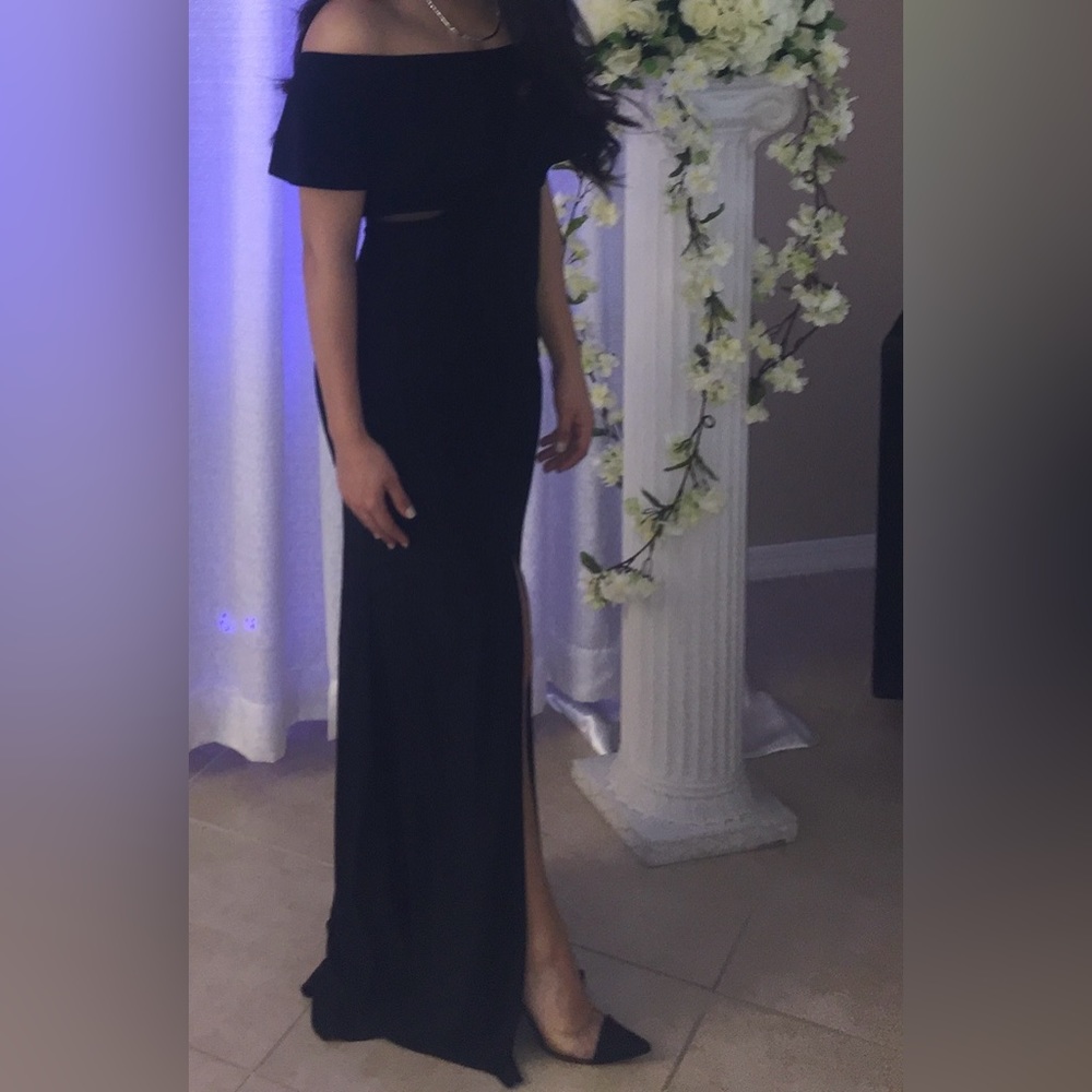 XSCAPE, size 2, Black off the shoulder